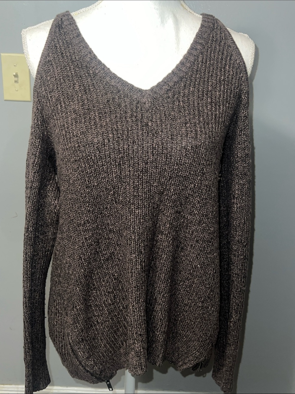 American Eagle Outfitters V-Neck Cold-Shoulder Sweater in Charcoal Brown